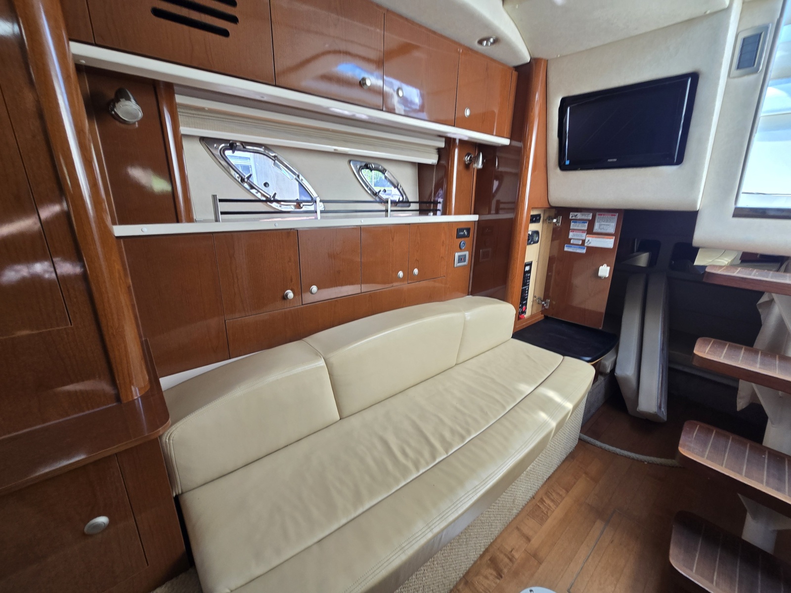 2010 Sea Ray 330 Sundancer