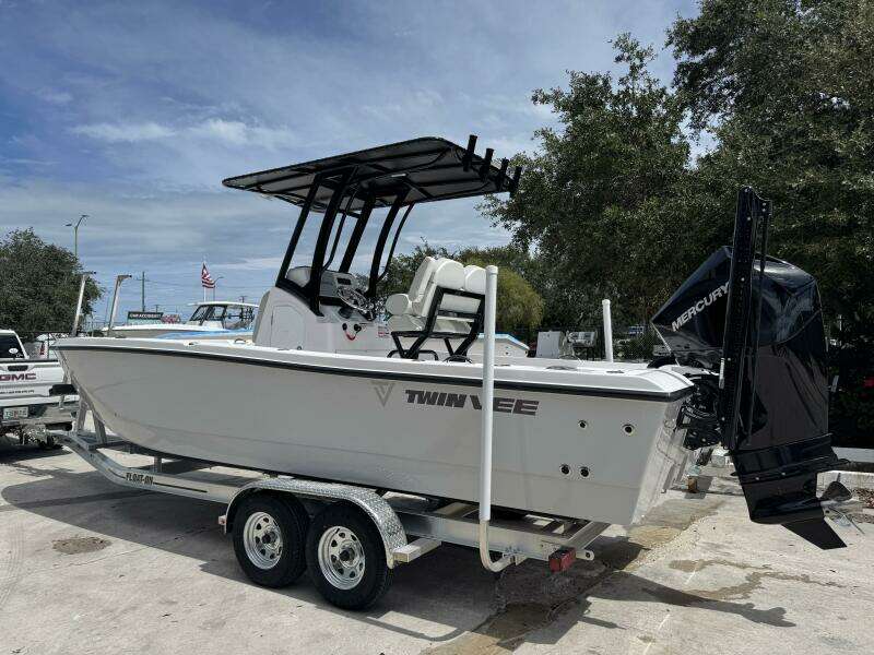 22ft Twin Vee Yacht For Sale