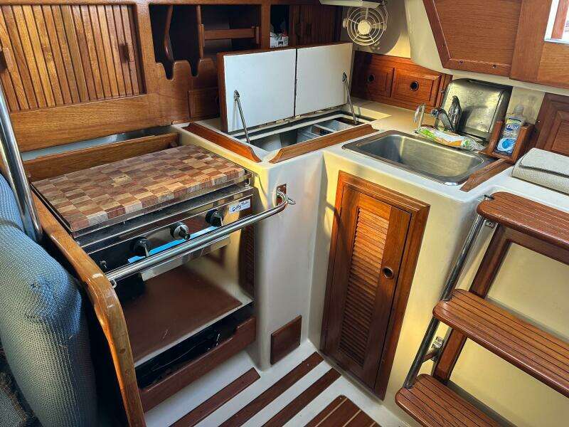 33ft Endeavour Yacht For Sale