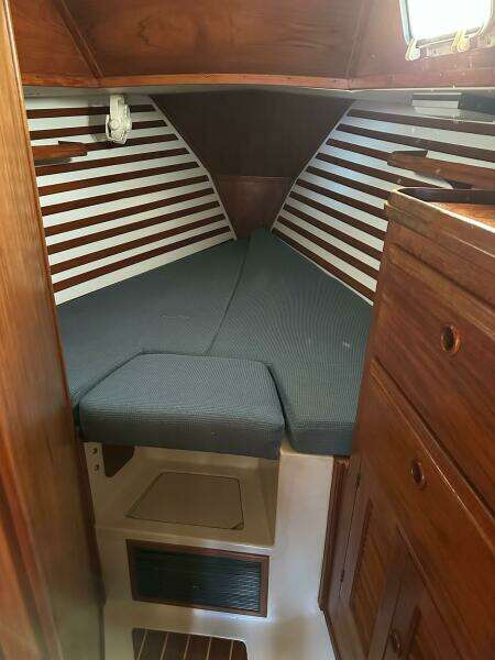 33ft Endeavour Yacht For Sale