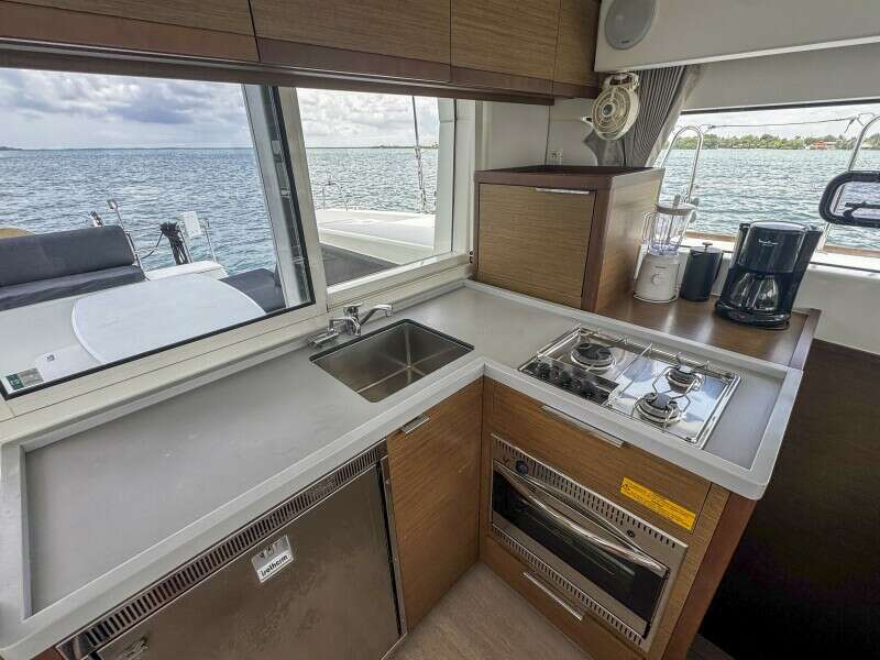 Wanderlust 40ft Lagoon Yacht For Sale