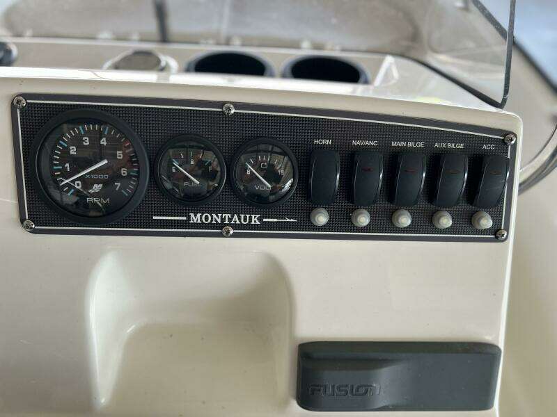 17ft Boston Whaler Yacht For Sale