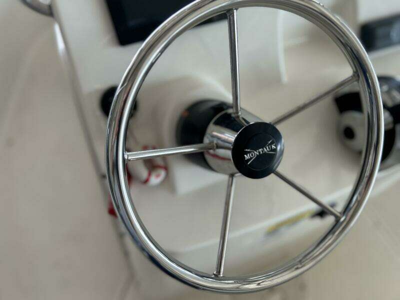 17ft Boston Whaler Yacht For Sale