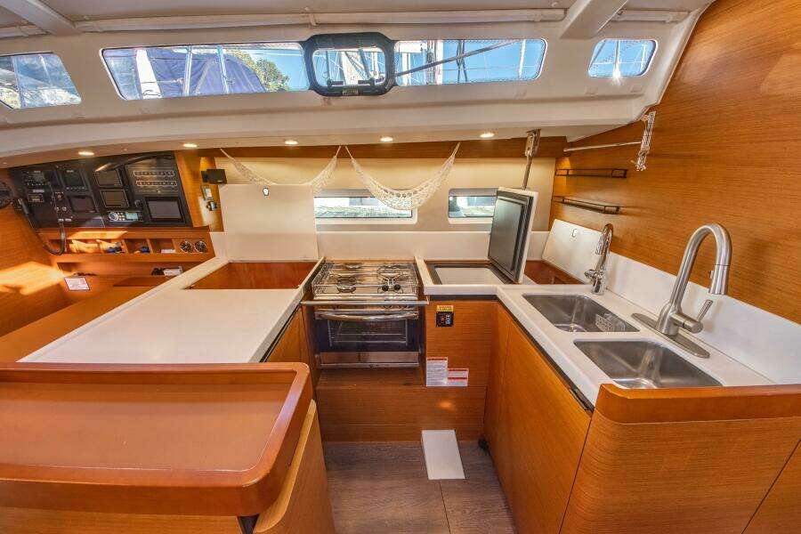 Cinnamon Girl 44ft Jeanneau Yacht For Sale