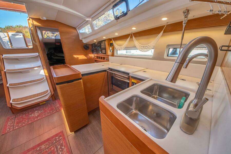 Cinnamon Girl 44ft Jeanneau Yacht For Sale