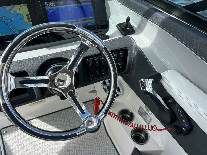 2026 Regal 26 LX6 - Helm