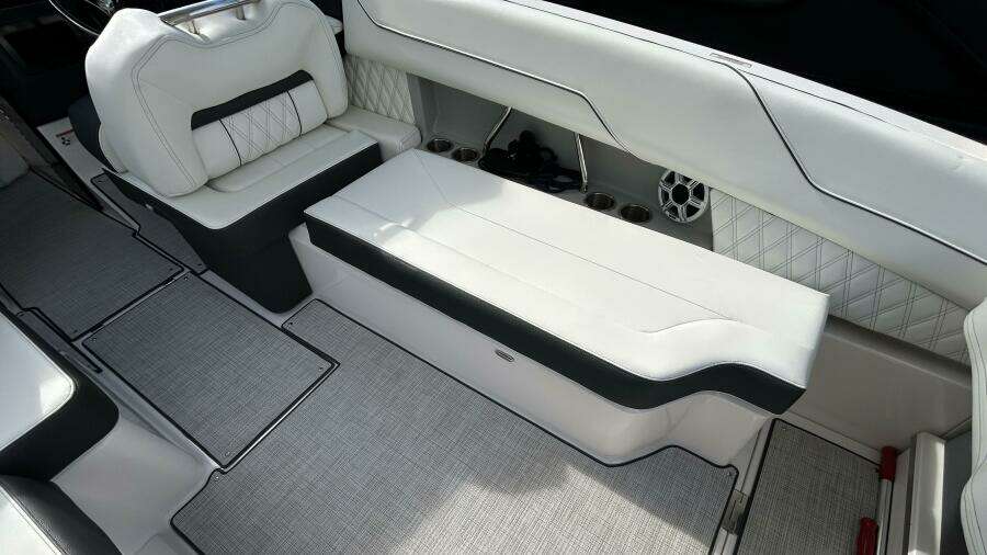 2026 Regal 26 LX6 - Cockpit Seating