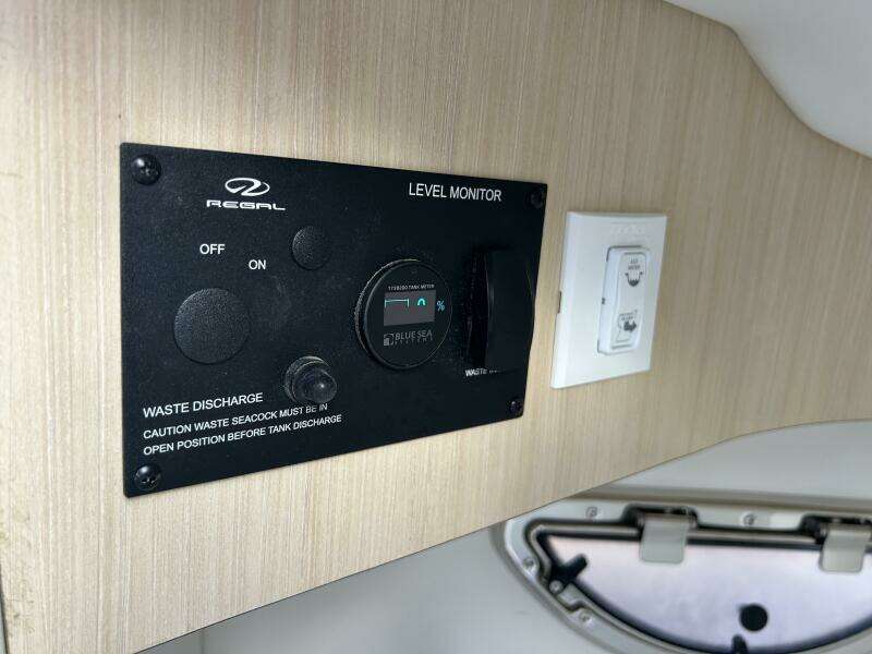 2026 Regal 26 LX6 - Head Controls