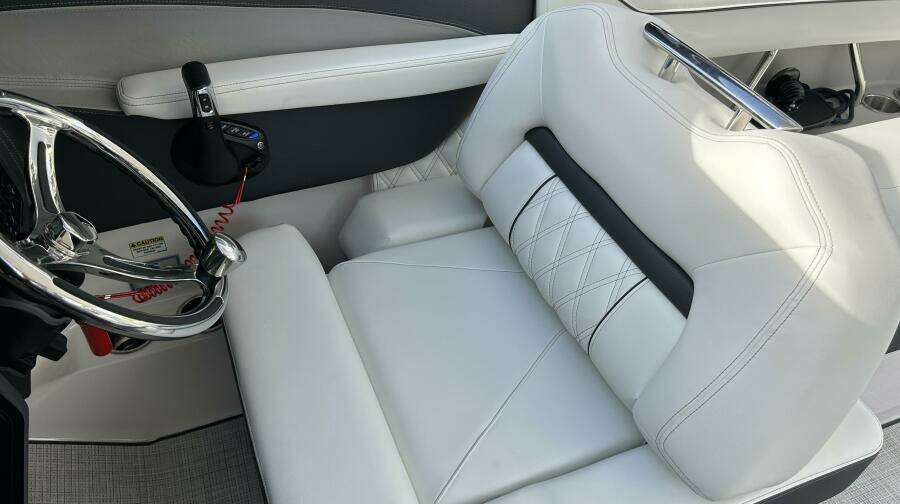 2026 Regal 26 LX6 - Helm Seating