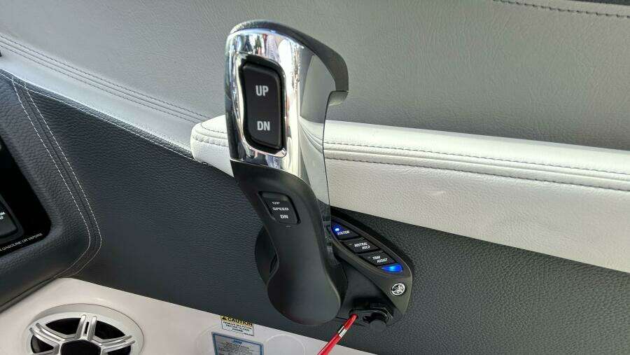 2026 Regal 26 LX6 - Helm Controls