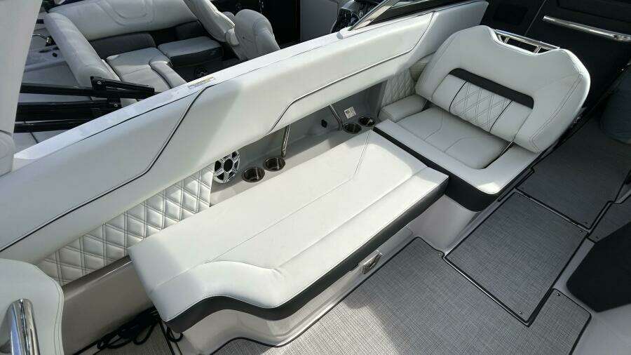2026 Regal 26 LX6 - Cockpit Seating