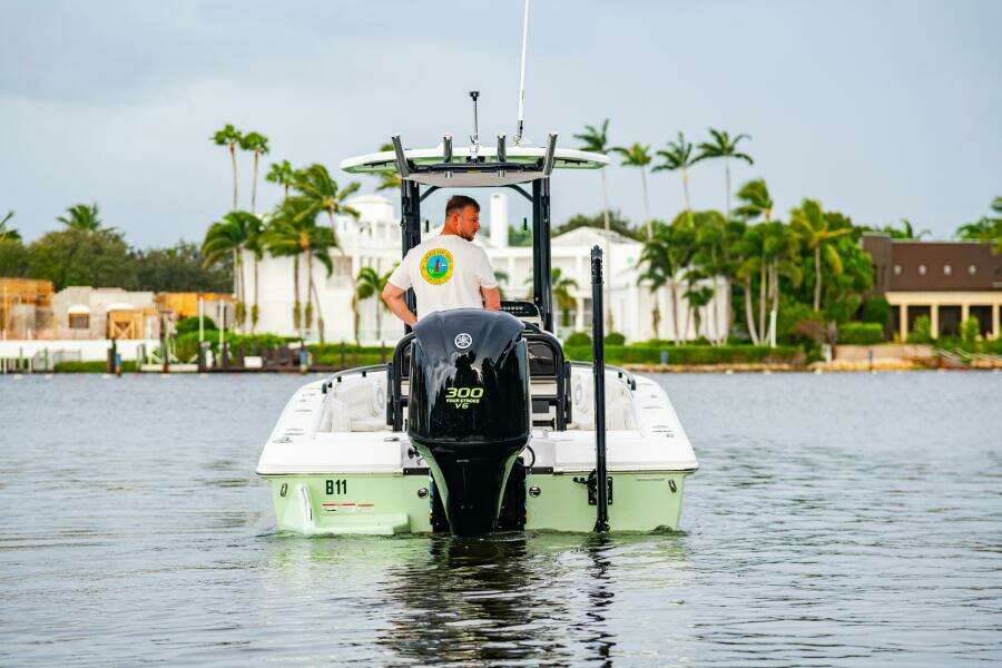 24ft Everglades Yacht For Sale