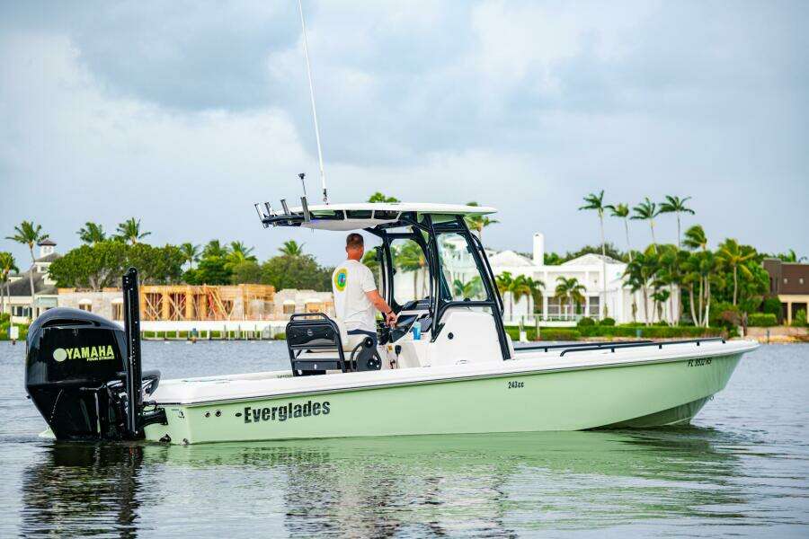 24ft Everglades Yacht For Sale