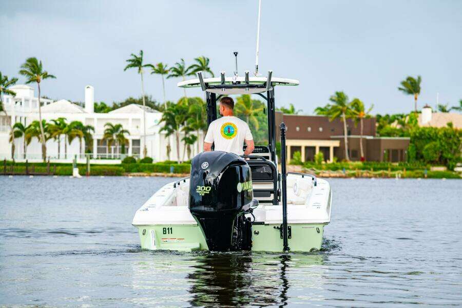 24ft Everglades Yacht For Sale