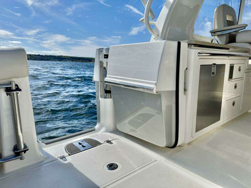 38ft Boston Whaler Yacht For Sale