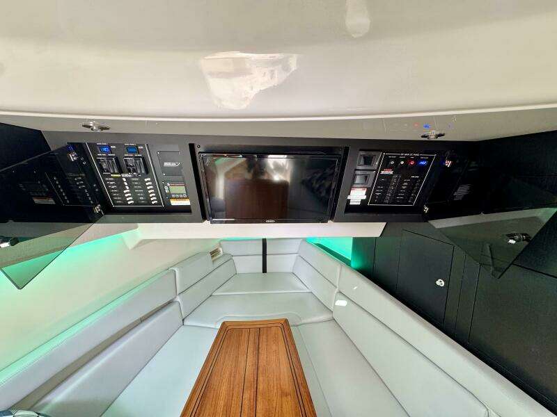 38ft Boston Whaler Yacht For Sale