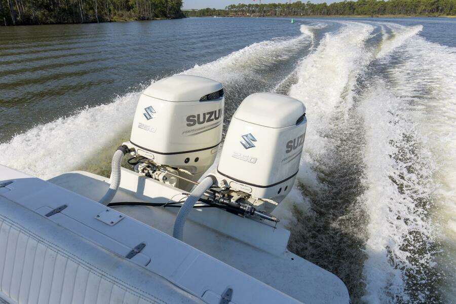 2003 31 Jupiter 31FS Miss Millie II Engines(2)