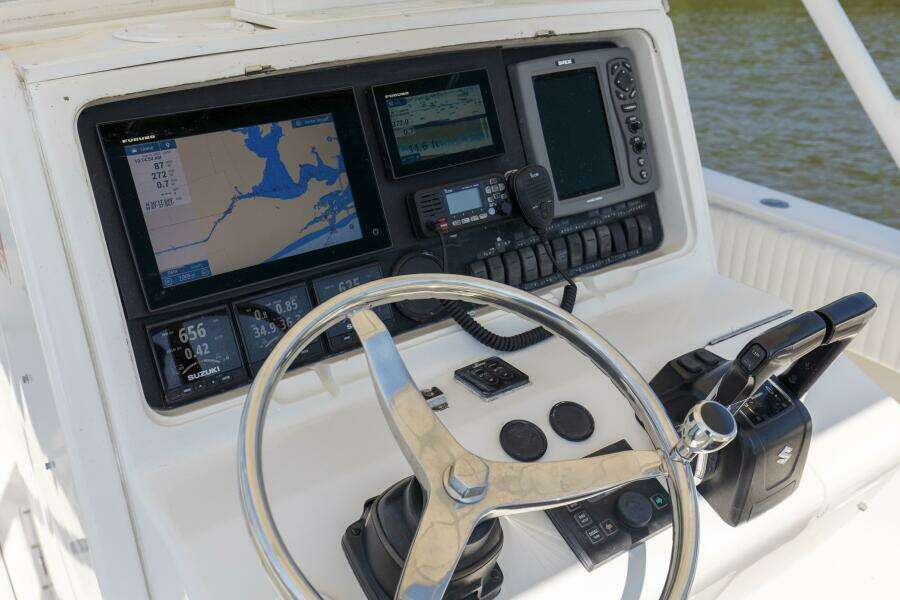 2003 31 Jupiter 31FS Miss Millie II Helm(1)