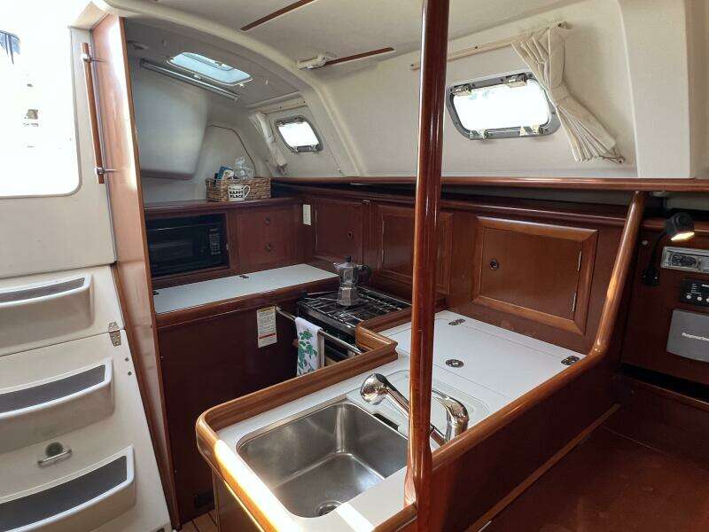 Happy Place 33ft Beneteau Yacht For Sale