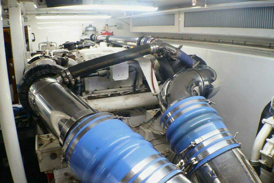 2001 Donzi 73' Sport Fish  Engine Room (2)