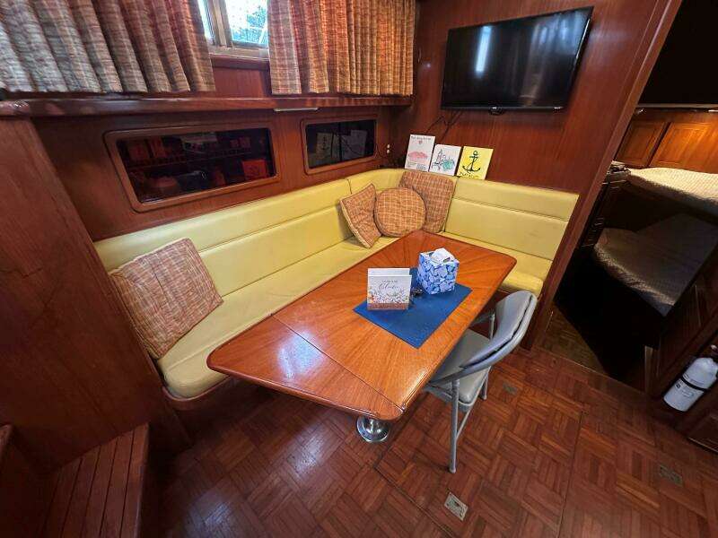 1018 Padraigin Dinette