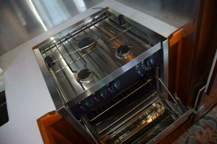 Force 10 gas range has a full oven.