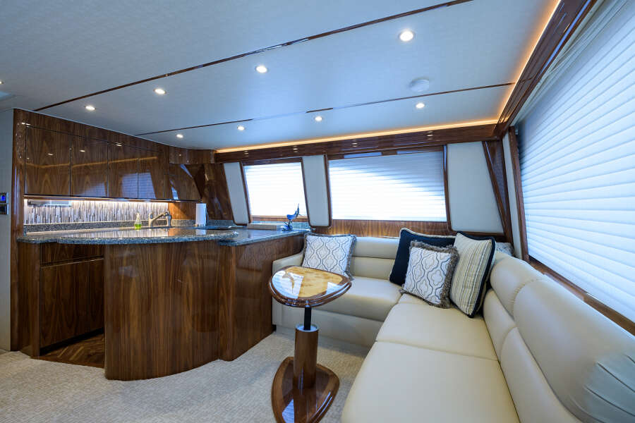 2017 48 Viking Convertible - Salon