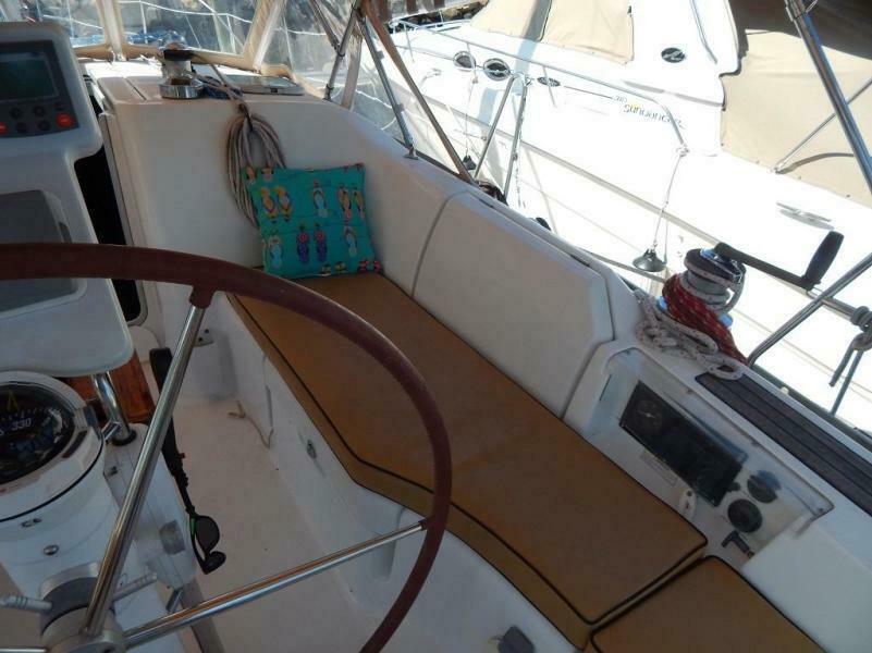 37' 2004 Beneteau 373