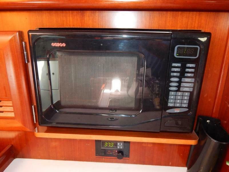 37' 2004 Beneteau 373