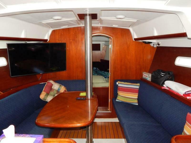 37' 2004 Beneteau 373