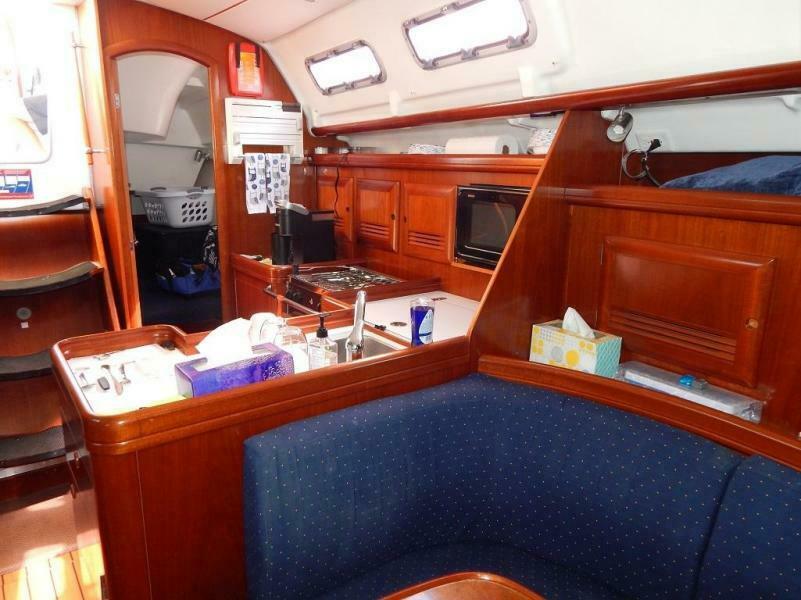 37' 2004 Beneteau 373