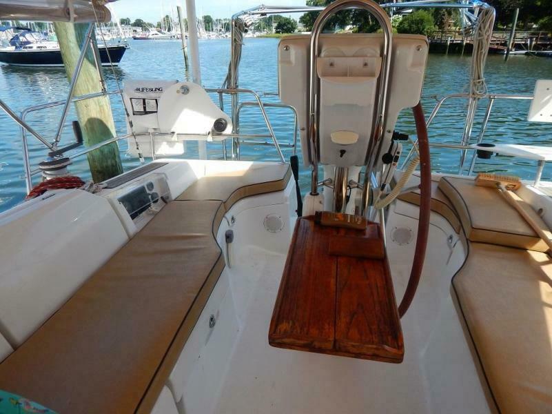 37' 2004 Beneteau 373