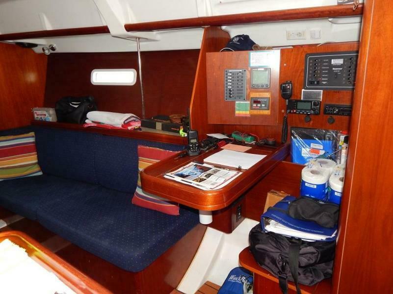 37' 2004 Beneteau 373