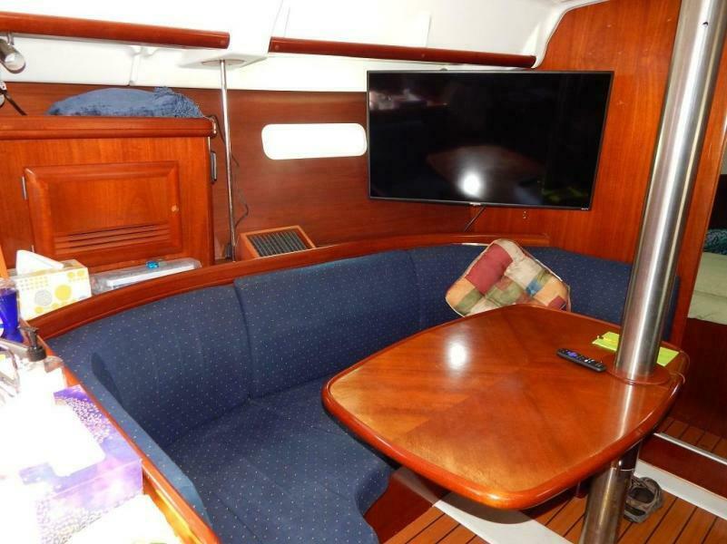 37' 2004 Beneteau 373