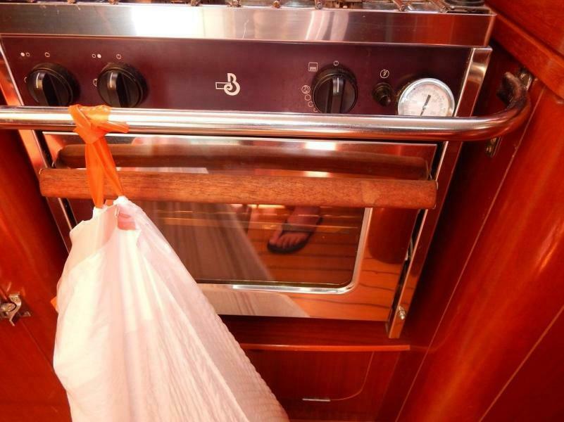 37' 2004 Beneteau 373