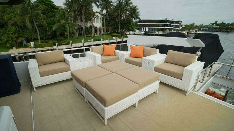 Flybridge Lounge