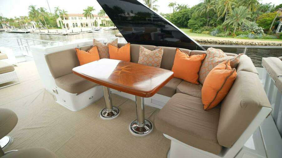 Flybridge Seating and dining