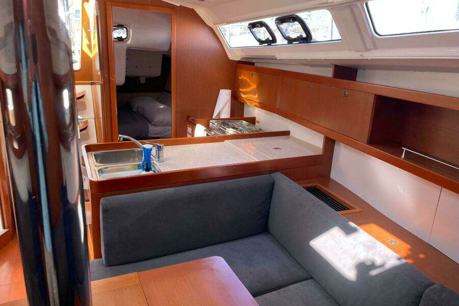 37ft Beneteau Yacht For Sale