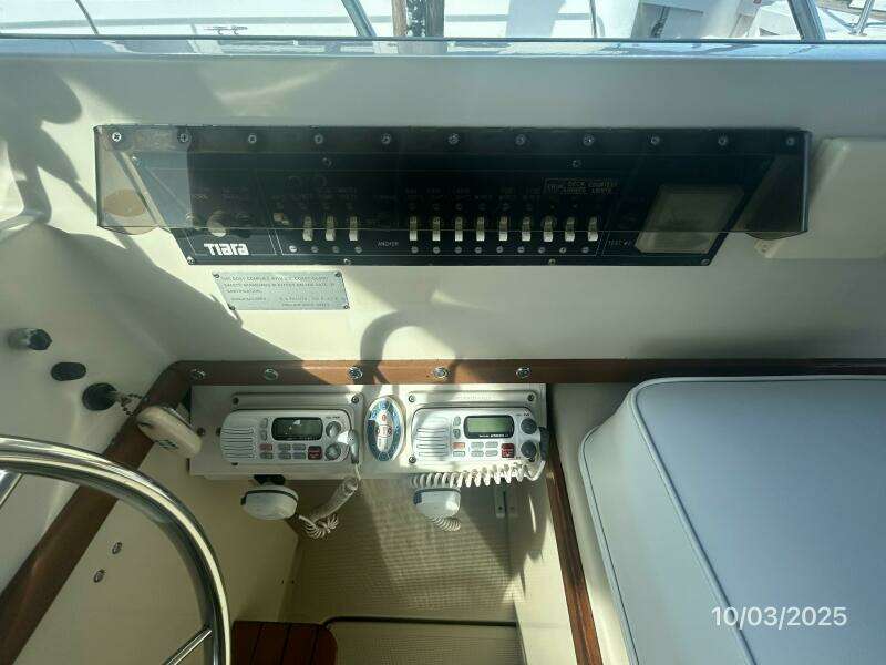 31' Pursuit helm3