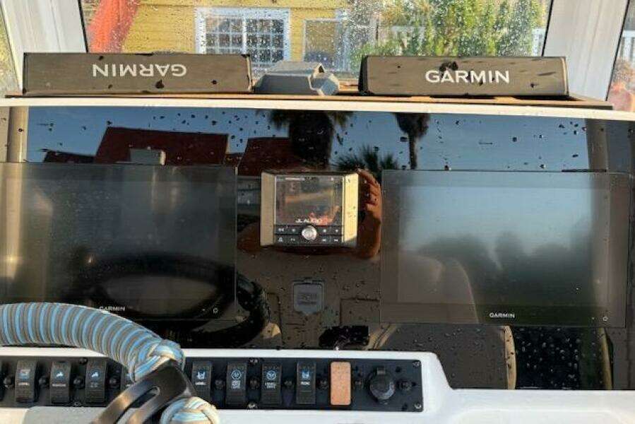 Dashboard of 2018 Sea Hunt BX 25 FS with Garmin navigation displays. Dashboard of 2018 Sea Hunt BX 25 FS with Garmin navigation displays.