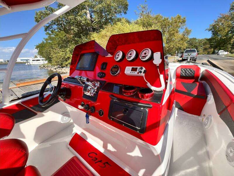 CAT 5 36ft Avanti Yacht For Sale
