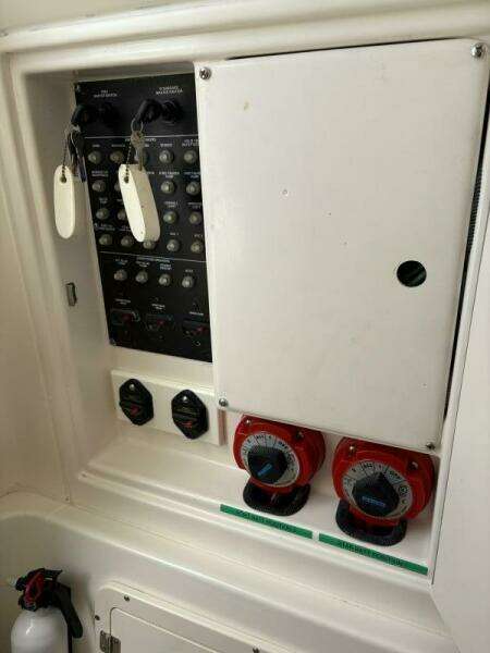 32ft Boston Whaler Yacht For Sale