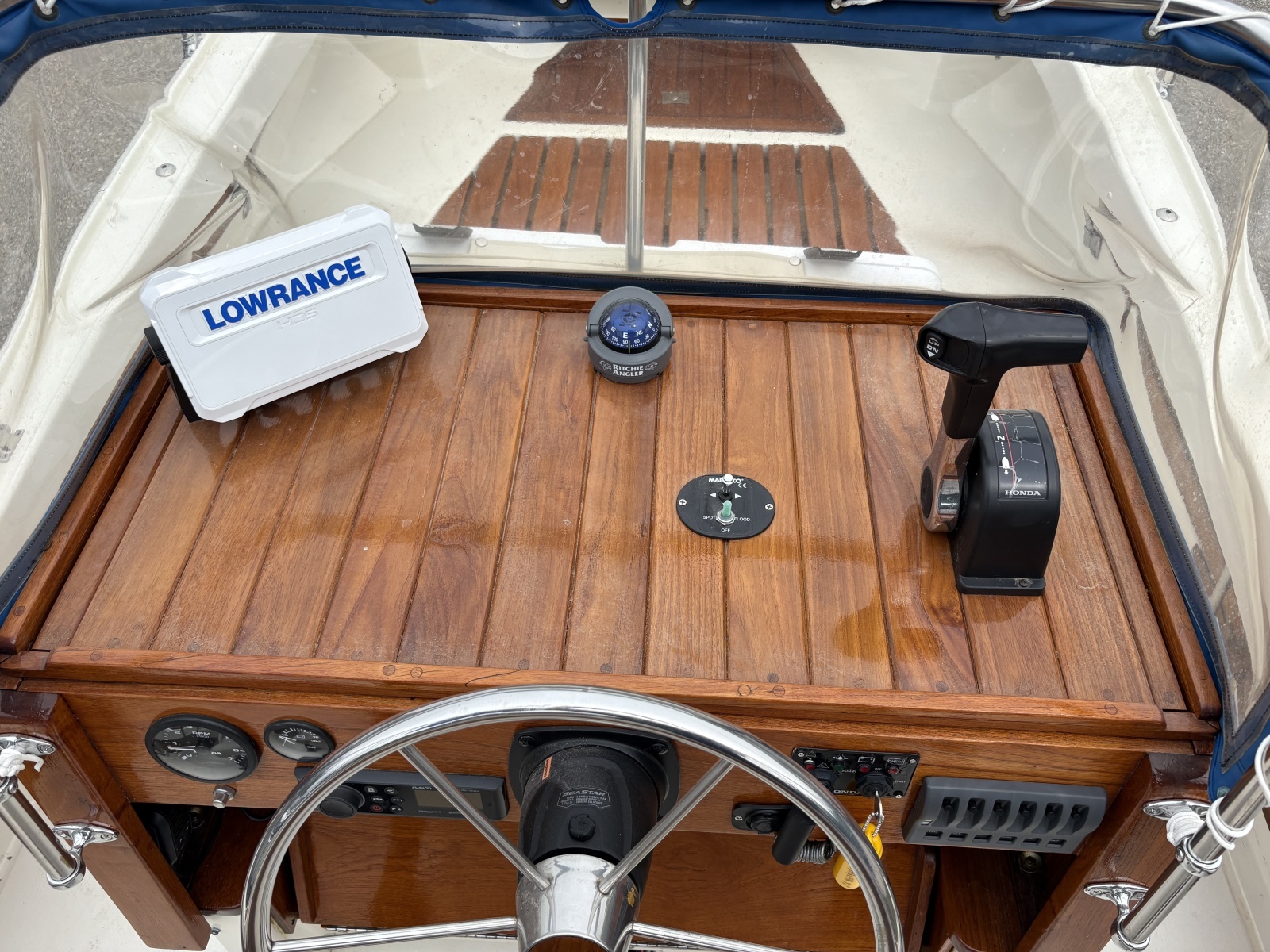 1972 Boston Whaler 21 Outrage Rib Side