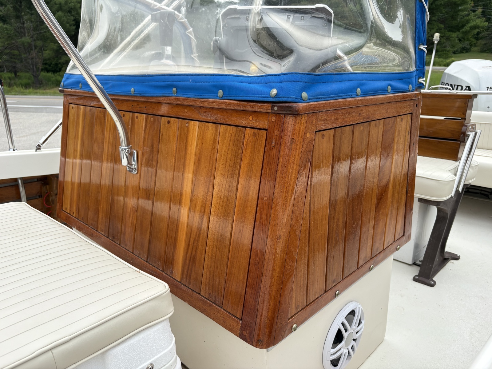 1972 Boston Whaler 21 Outrage Rib Side