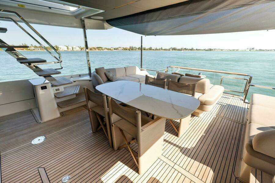 2021 X70 Prestige - Infinity - Cockpit Dinette