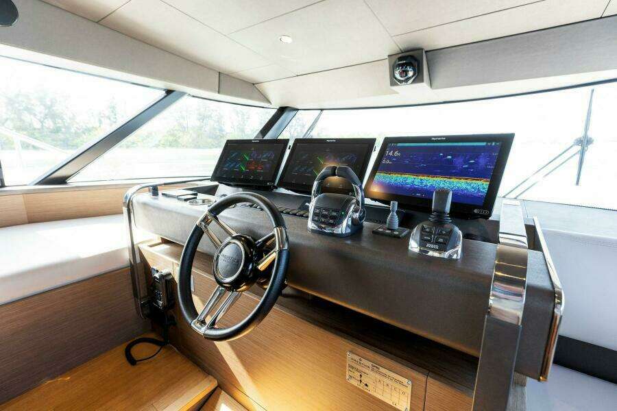 2021 X70 Prestige - Infinity - Helm