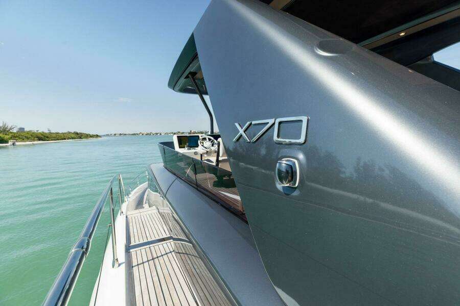 2021 X70 Prestige - Infinity - Walkway