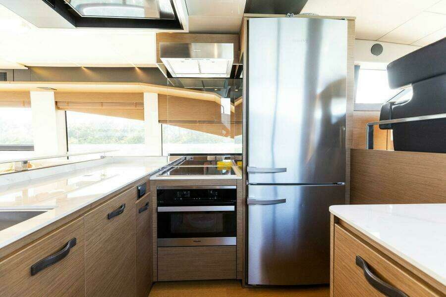 2021 X70 Prestige - Infinity - Galley