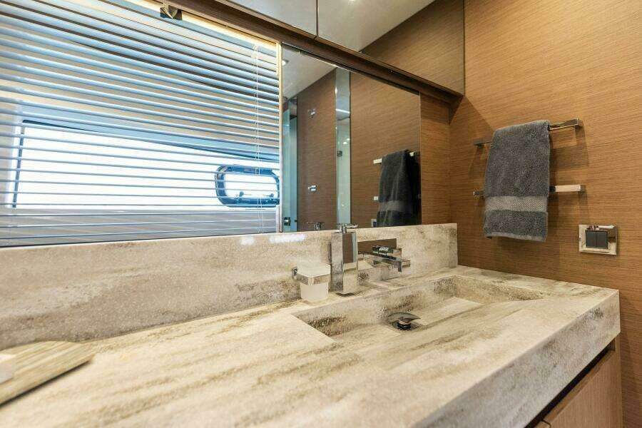 2021 X70 Prestige - Infinity - Master Vanity 
