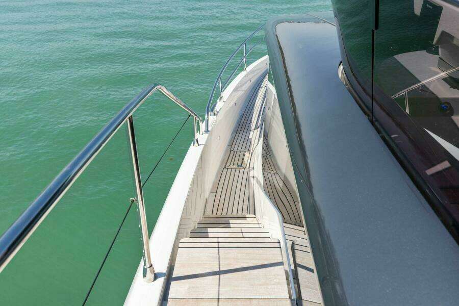 2021 X70 Prestige - Infinity - Walkway